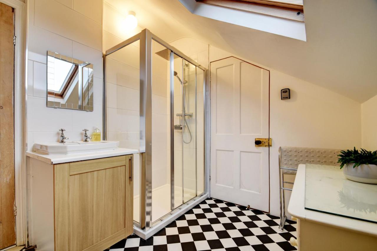 Spacious Victorian Townhouse Near Hcc With Off Street Parking Harrogate Exterior photo